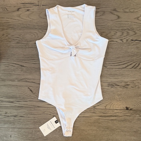 pinkmstyle Tops - PINKMSTYLE White Bodysuit with Bow. Small (20/22) NWT